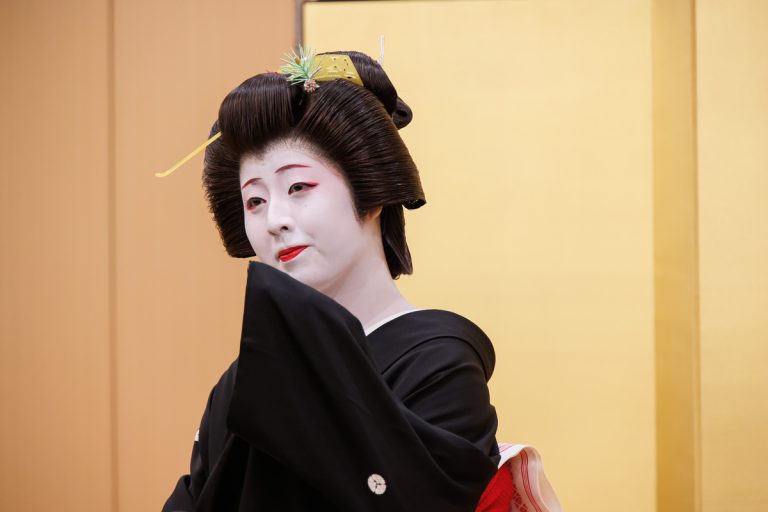 Enjoy Hakata Geisha Performances Up Close