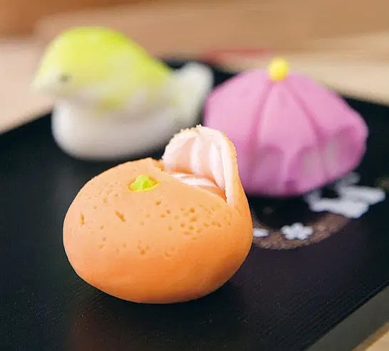 Making Japanese sweets by KAWASERI craftmanship