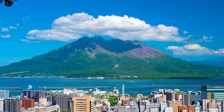 A Cultural Exploration of Western Japan　<br>– Castles, hot springs, and street food galore