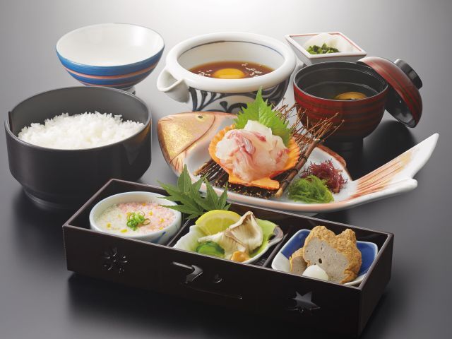 Matsuyama Castle and Uwajima Sea Bream Meal & Mikan Juice Tap