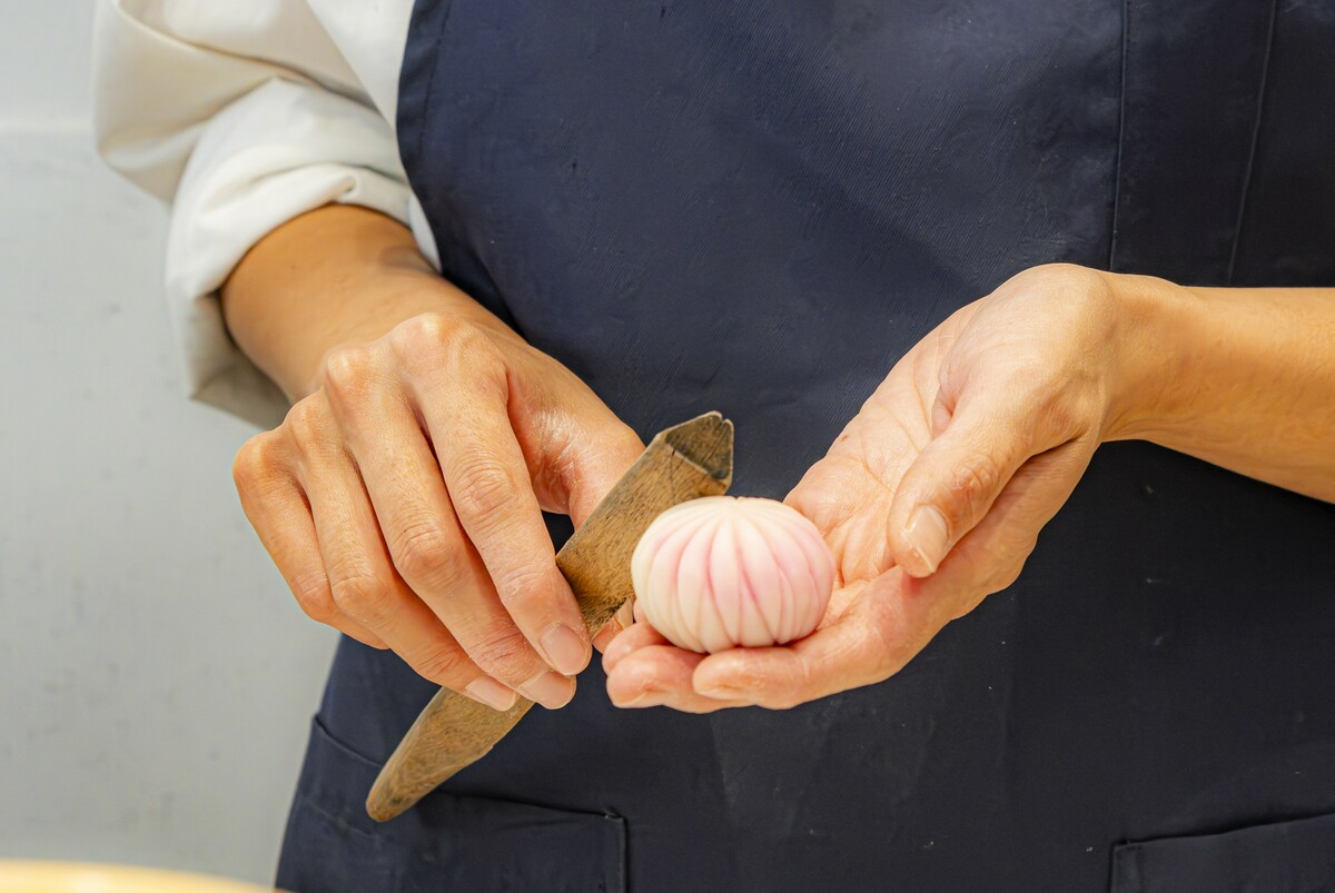 Traditional Japanese Sweet-Making Experience with a Popular Souvenir Included! Create Beautiful Nerikiri Representing the Season
