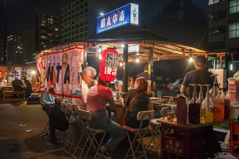 Enjoy Delicious Local Food at the Food Stalls in Fukuoka!