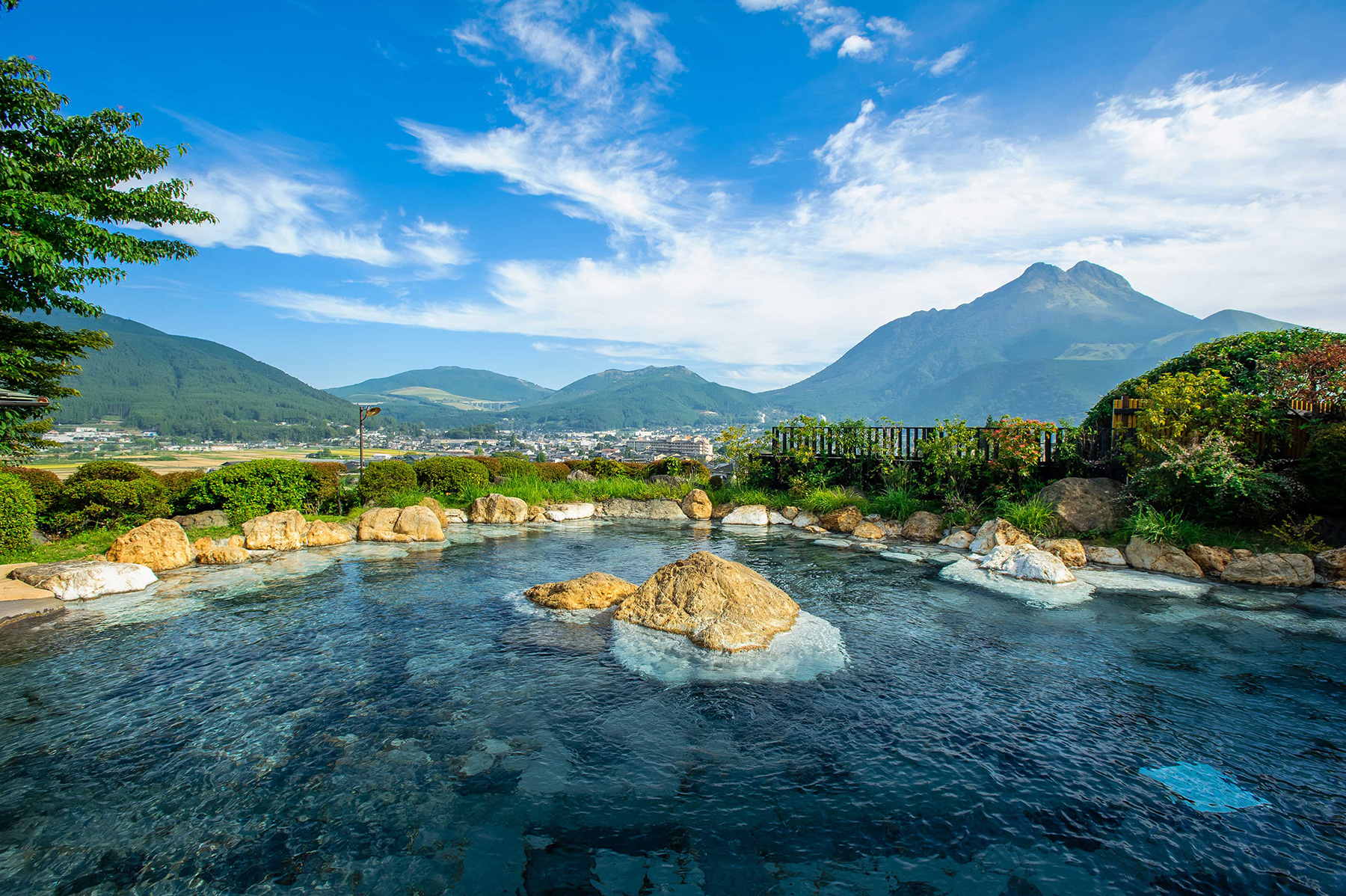 Inspiring Model Courses in Kyushu<br>Memorable hot springs, nature, and cuisine await