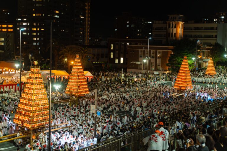 The Float That Becomes a Pyramid of Light