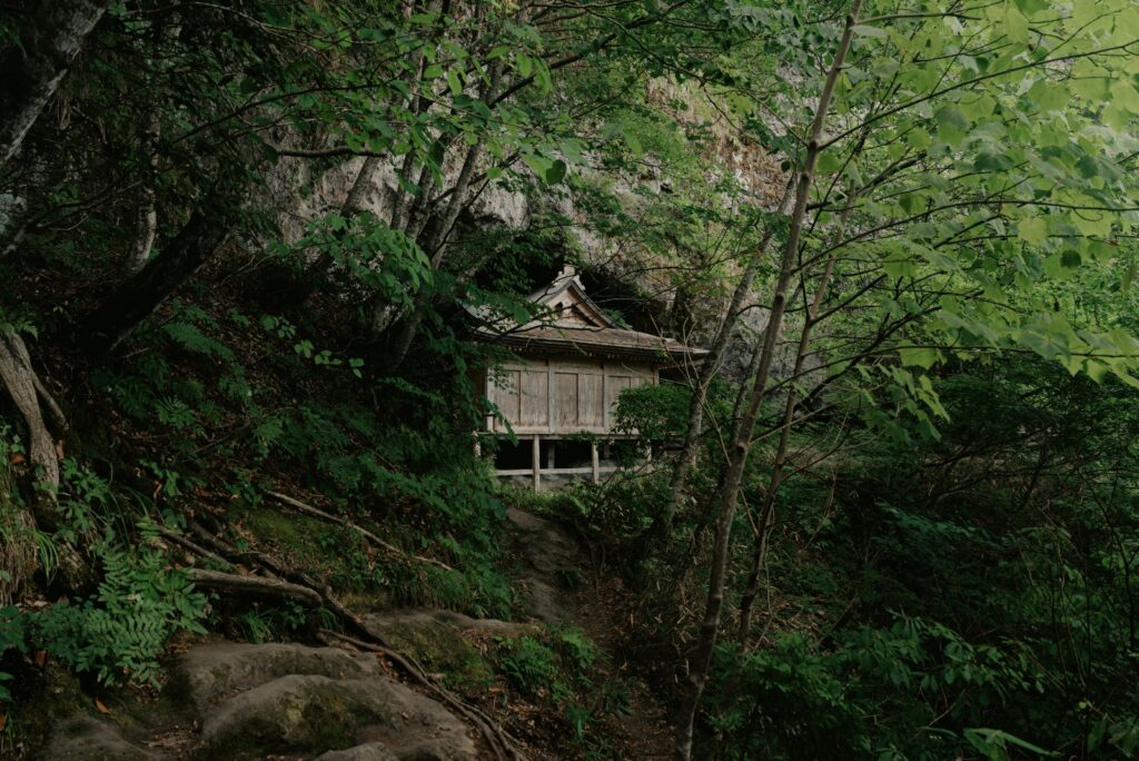 Kannon-do, wreathed by the greenery